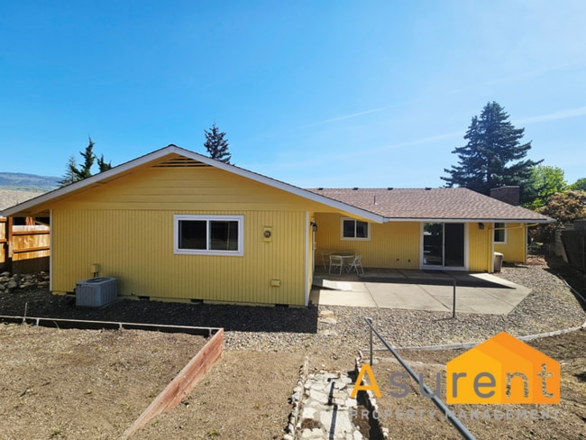 Building Photo - Two Bedroom- Two Full Bathroom Home in des...