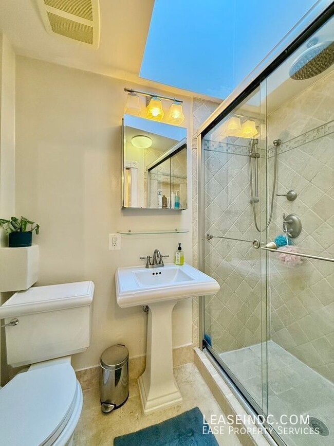 Building Photo - 2323 17th St NW