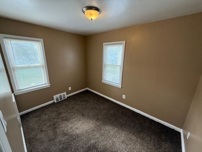 Building Photo - 3 Bedroom, 1.5 Bath Home - Sec. 8 OK