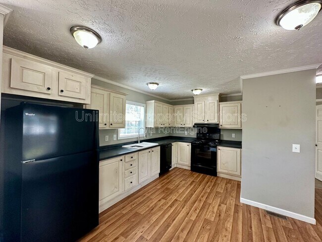 Building Photo - 2416 Quail Run Rd NE