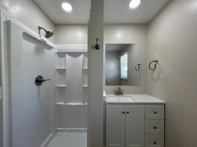 Building Photo - Rent Special! - Gorgeous 3 Bed + Bonus Roo...