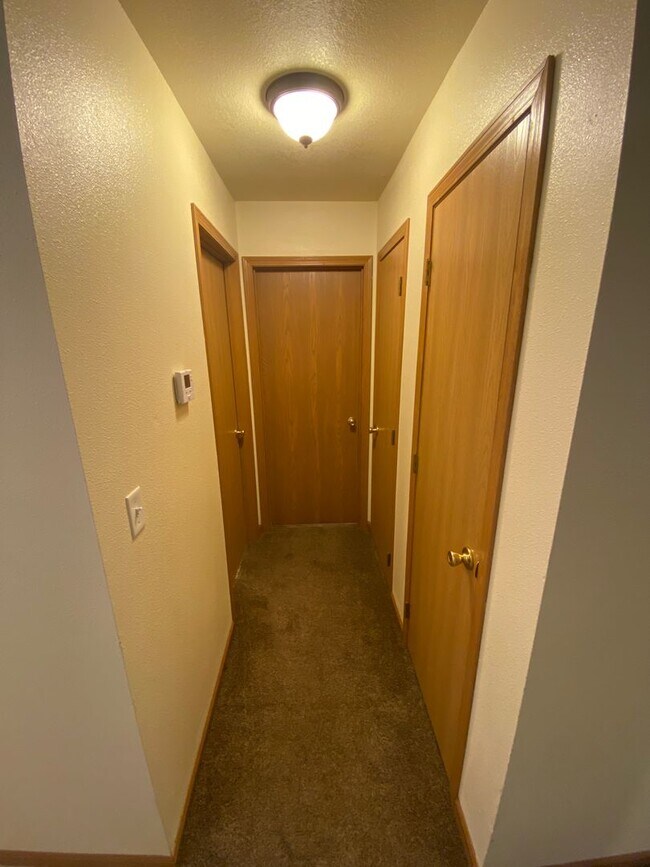 Building Photo - Beautiful 2 bedroom 1 bathroom duplex close to FLW!!
