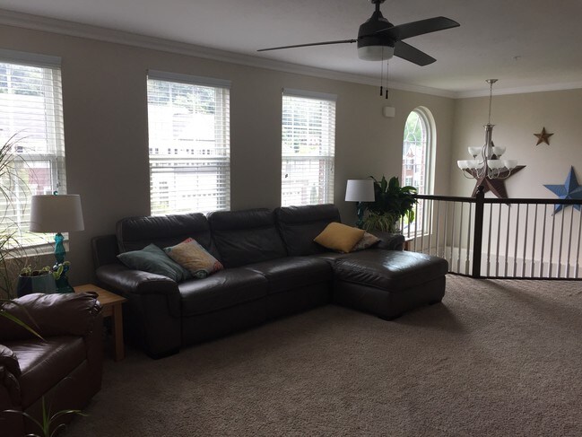 Sun drenched living room - 1077 Bayberry Dr