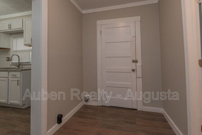 Building Photo - 1973 Battle Row