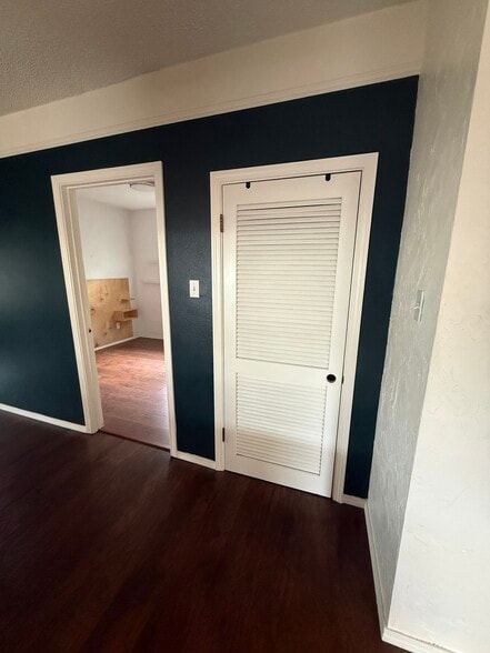 Building Photo - 406 E 43rd St