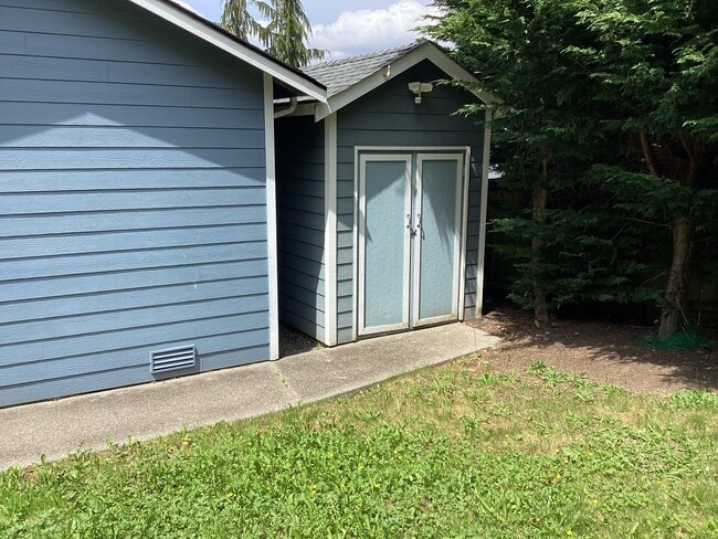Building Photo - 3 Bedroom Rambler - New Paint Throughout