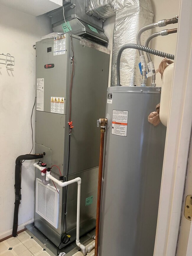 Building Photo - Gorgeous townhouse located near cornerston...