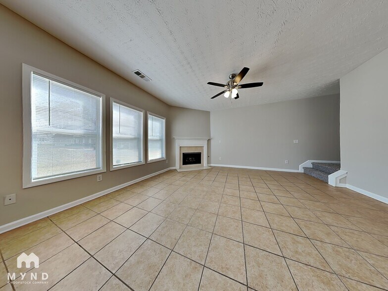 Building Photo - 2250 Village Green Dr