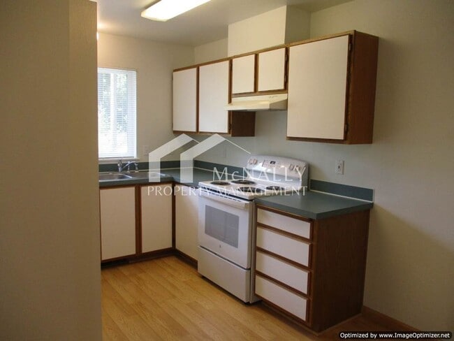 Building Photo - 2 Bedroom, 1.5 Bathroom Townhouse in Port ...