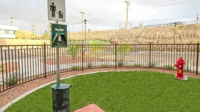 Building Photo - 140 W Castellano Dr