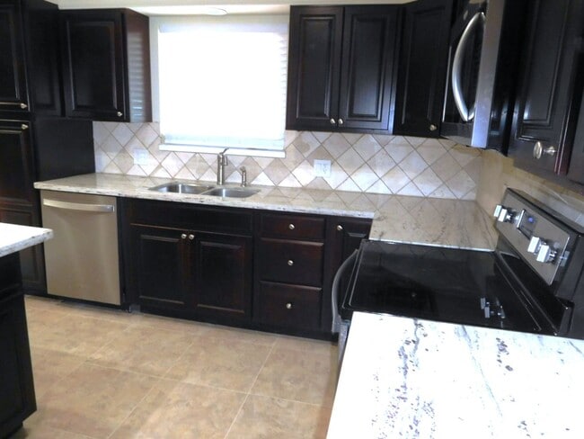 Building Photo - UNR friendly 3 Bedroom , 2 Bath close to campus