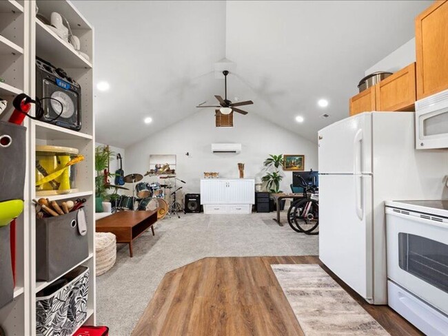 Building Photo - 617 Esperanza Ct