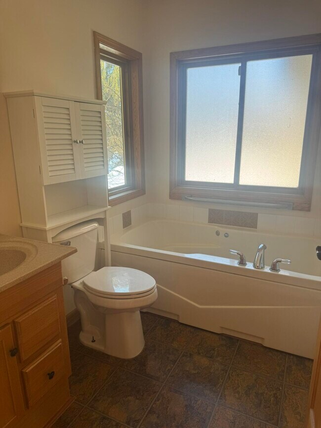 Building Photo - 3079 Pittsview Dr