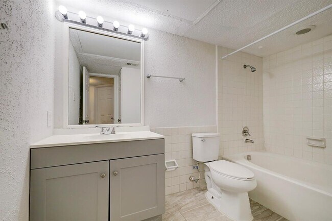 Building Photo - 2830 S Bartell Dr