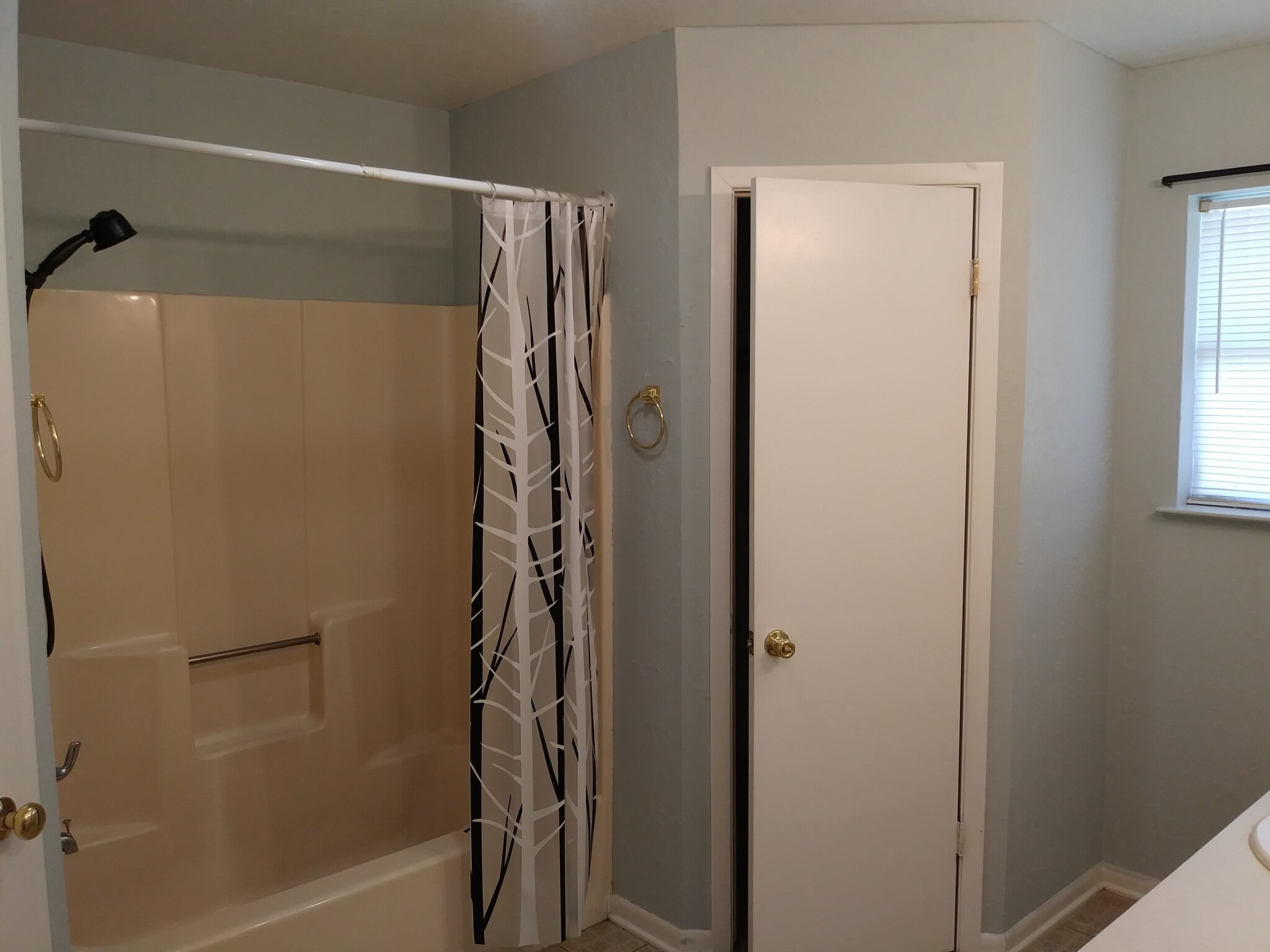 Master bathroom - 617 Hardy Ave