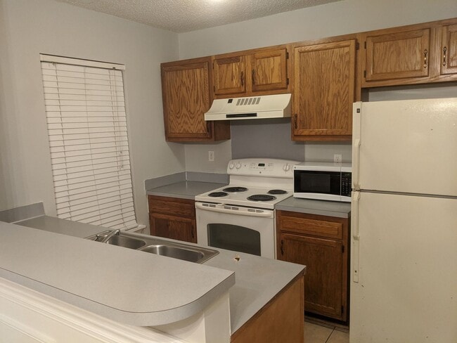 Building Photo - Cozzy townhome ready for you!