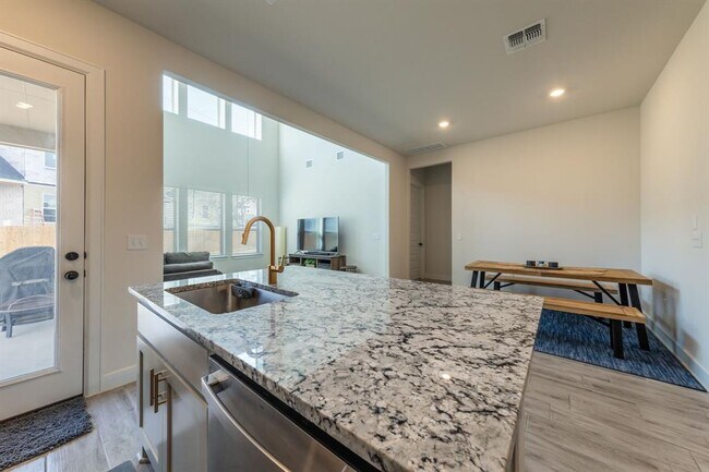 Building Photo - 2812 Sebring Cir