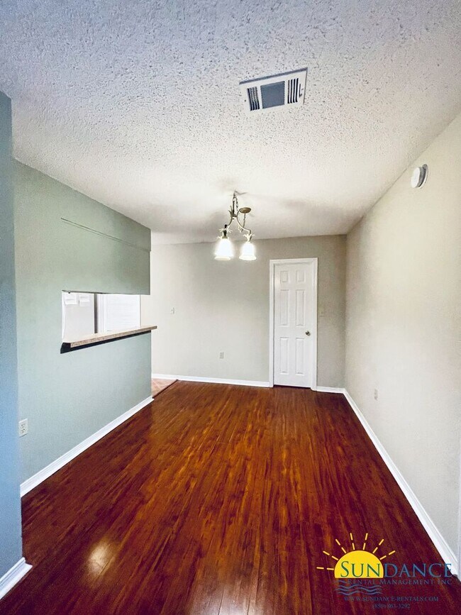 Building Photo - 606 Emerald Ln