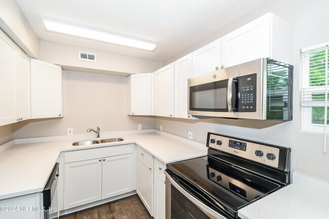Building Photo - 6533 Burgundy Rd S