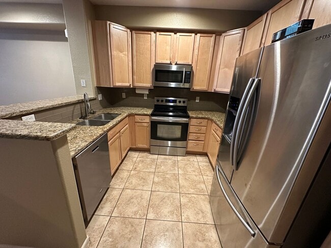 Building Photo - 3 Bed 3 bath Townhome in Castle Rock!