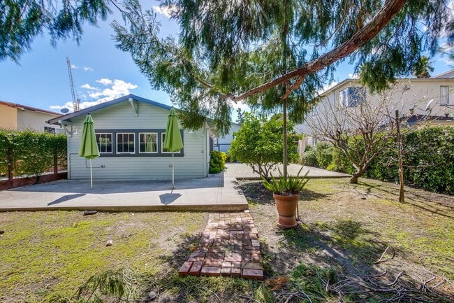 Building Photo - Updated Bungalow located in Downtown Redwood City & 15 miles from SF International Airport