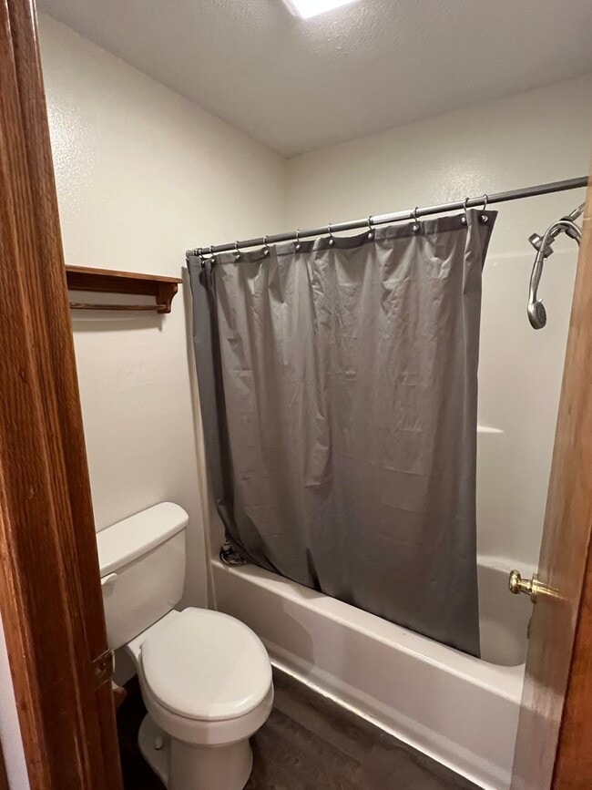 Building Photo - 4 Bedroom, 2 Bath Home for Rent