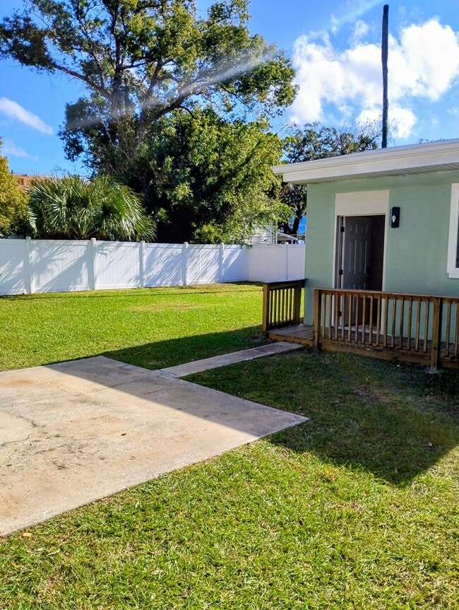 Building Photo - Daytona Beach Bungalow, with Guest House