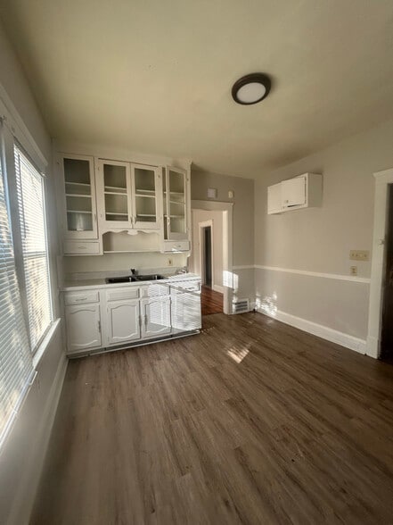 Primary Photo - 10906 Revere Ave