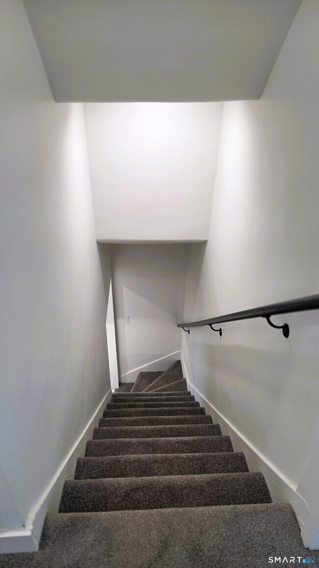 Building Photo - 14 Meadow St