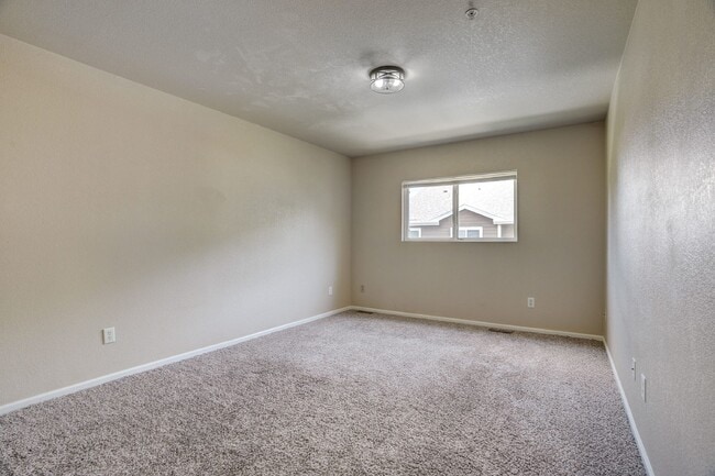 Building Photo - $1,795 - 2 bed/2.5 bath Townhome with new ...