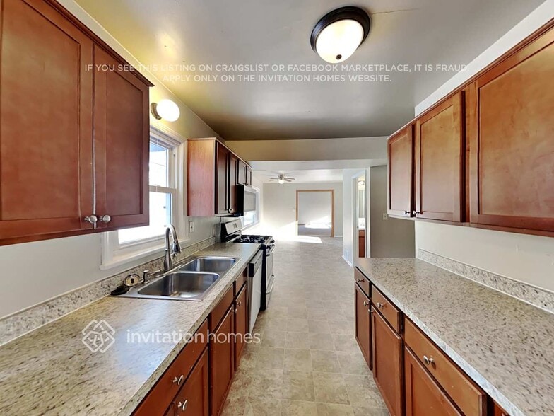 Building Photo - 2944 Albert St N