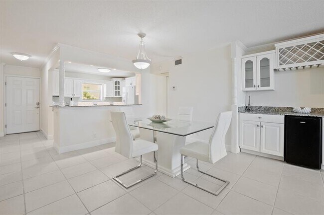 Building Photo - 1051 Hillsboro Mile