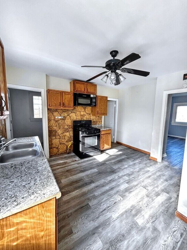 Building Photo - Adorable 3-Bedroom Home with Bright, Invit...