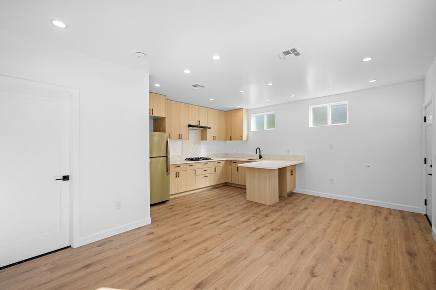 Building Photo - 14302 Van Nuys Blvd