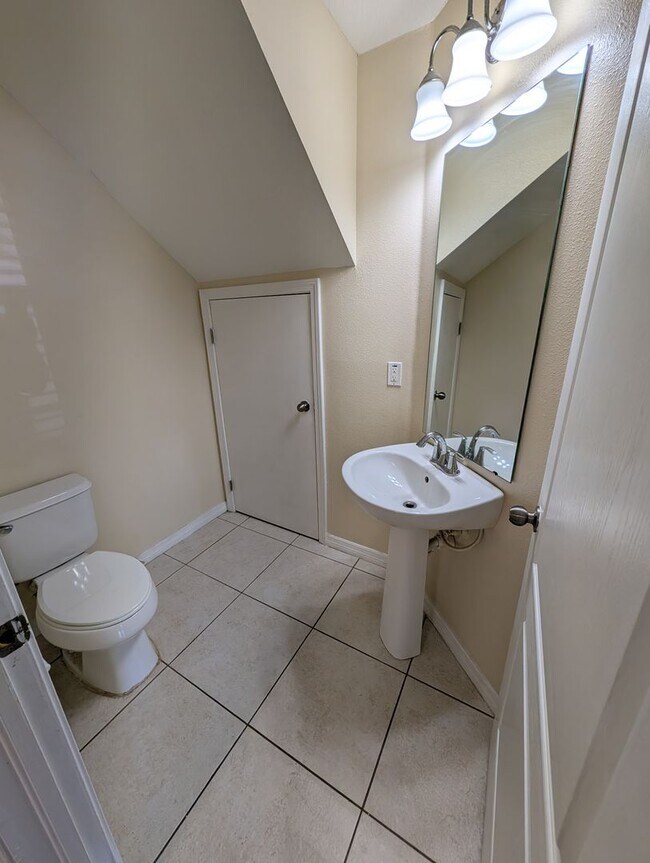 Building Photo - 3 Bed 2.5 Bath In Zephyrhills