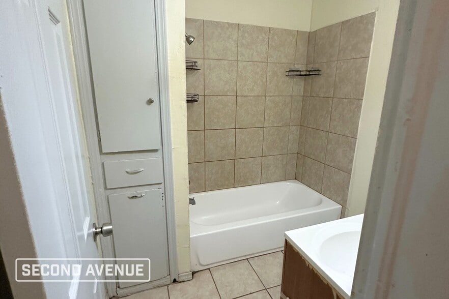 Building Photo - 1217 NE 45th St