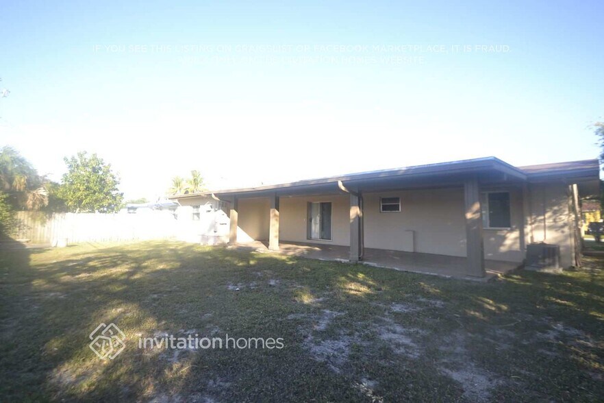 Building Photo - 2464 SW 8th St