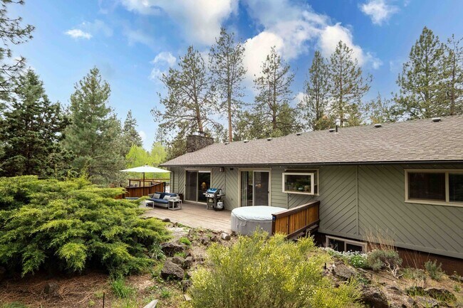 Building Photo - SW Bend Reverse-Living Home on .36 Acres | 5 Bedrooms | 3 Bathrooms