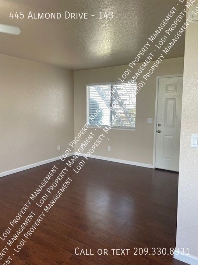 Building Photo - 445 Almond Dr