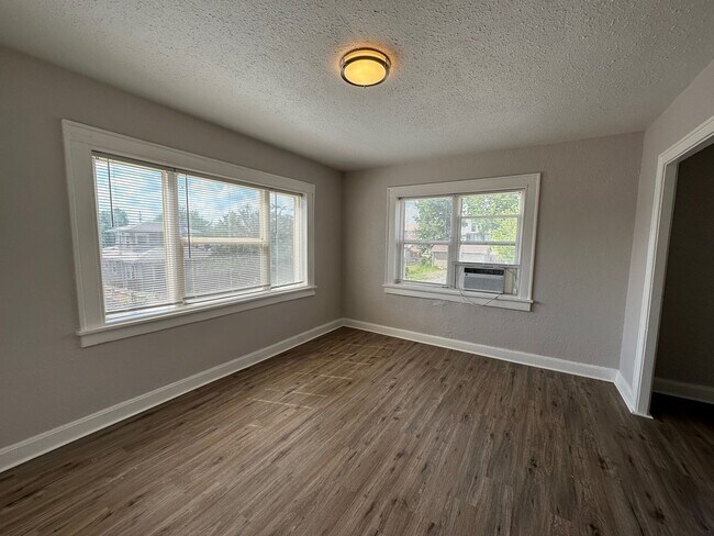 Building Photo - ***MOVE-IN SPECIAL***  Pet Friendly - Comp...