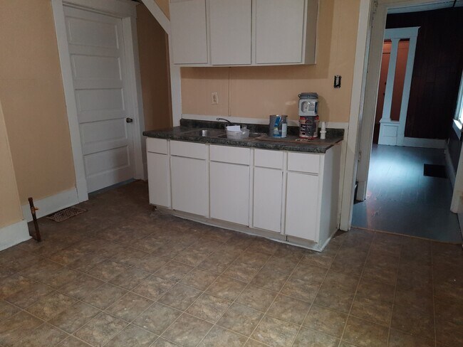 kitchen - 2148 W Lee St