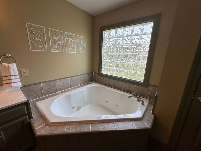 Building Photo - Beautiful Goose Creek Oasis
