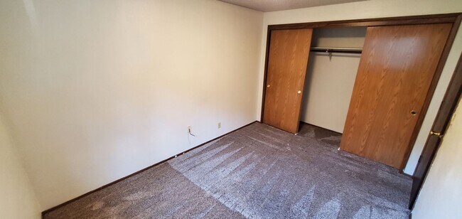 Building Photo - Two Bedroom Apartment in South Salem