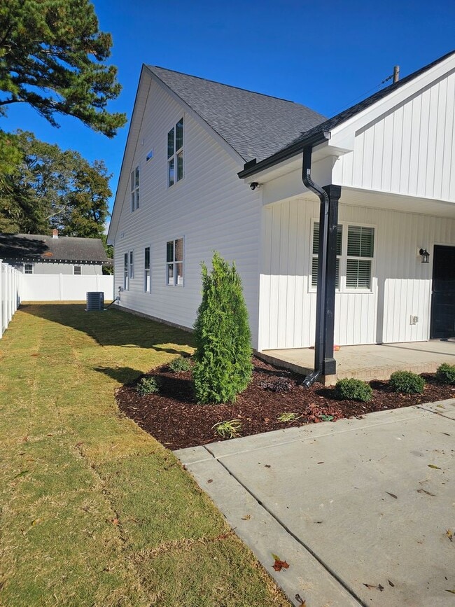 Building Photo - 1009 Rountree Ave SE