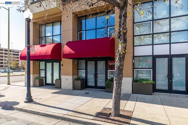 Building Photo - 809 Clay St