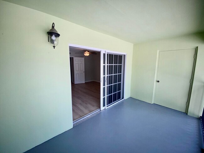 Building Photo - 102 N Lakeside Dr