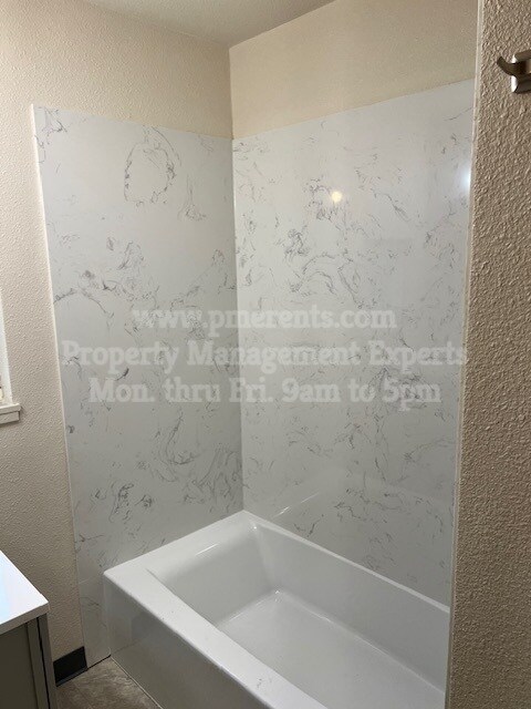 Building Photo - 462 E Pine St