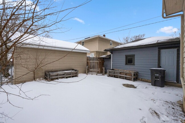 Building Photo - New 2 bedroom house listing!