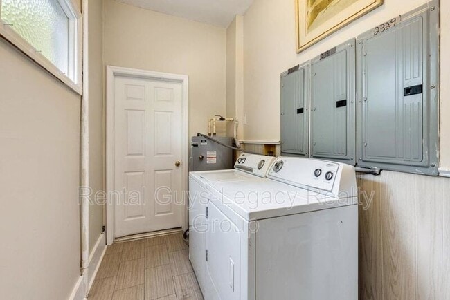 Building Photo - 2329 College St