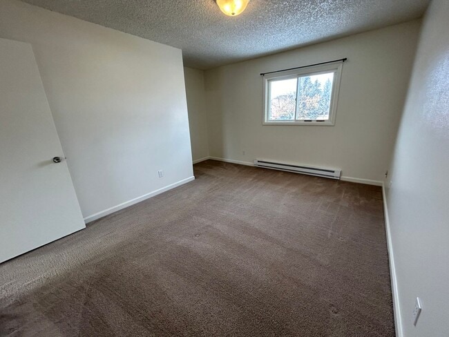 Building Photo - 3 Bed 1.5 Bath Townhome In Excellent Neighborhood